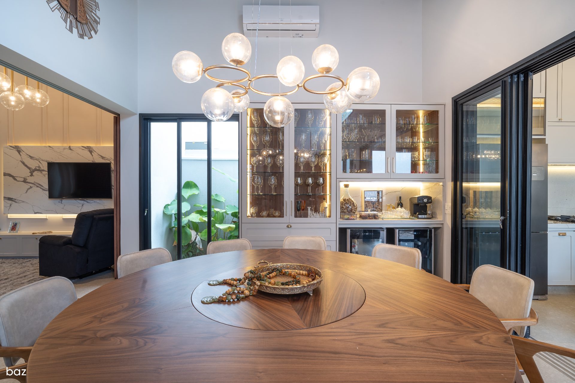 Sala de jantar com mesa redonda e cristaleira